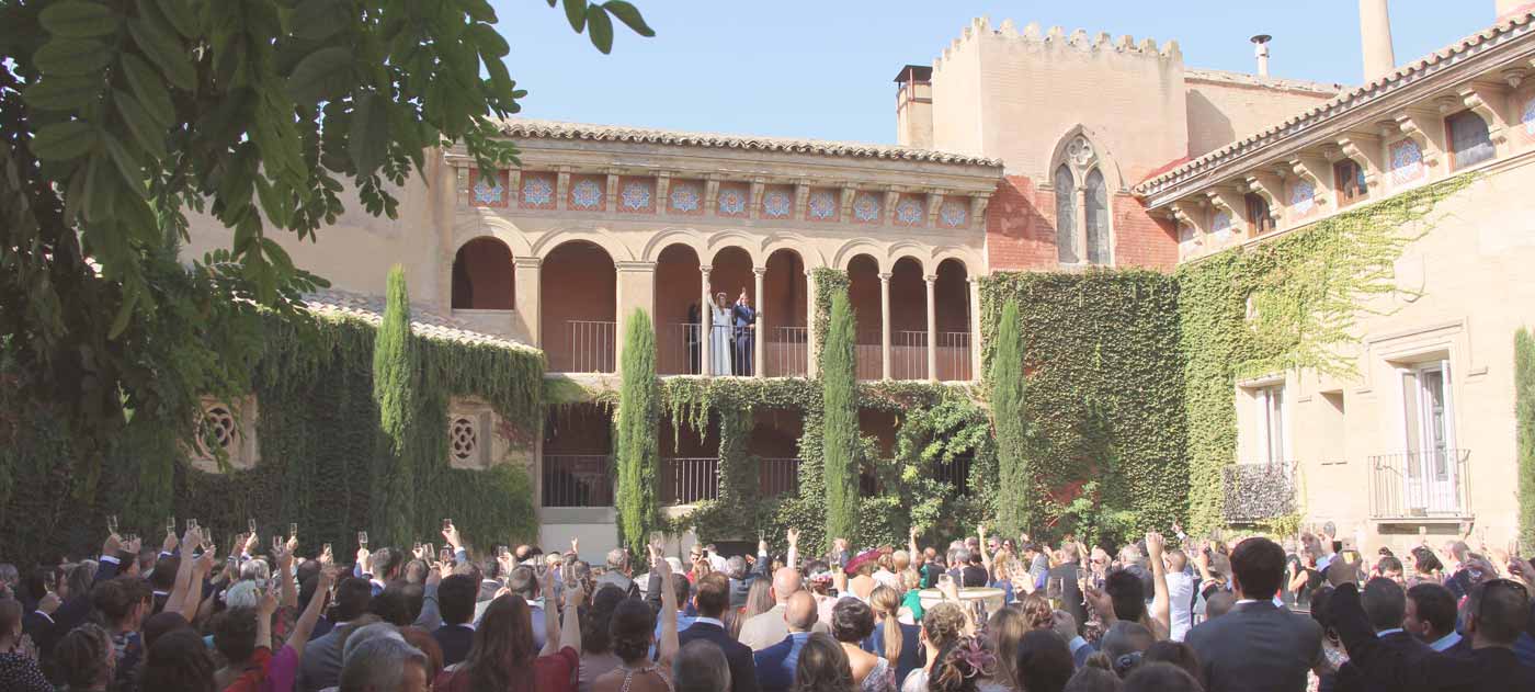 Invitados y novios en el Palacio de los Duques de Villahermosa